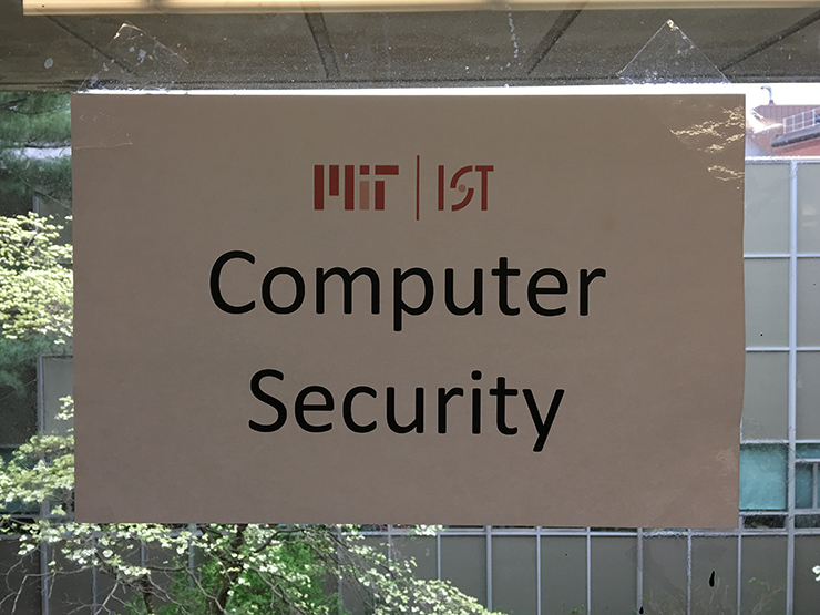 Sign with the words Computer Security